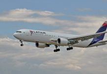 Le avisaron la suspensión de vuelo en inglés y deberán indemnizarla