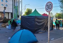 ATE instaló una carpa negra en PAMI y paraliza todas las oficinas