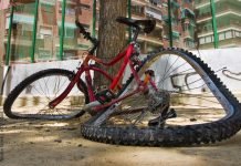 Más de 10 millones para un ciclista que chocó un camión mal estacionado