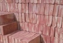 Descargaba ladrillones y dañó una camioneta vecina, deberá pagar un millón