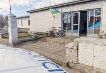 La policía en Roca lo atrapó infraganti amenazando con un arma a una mujer