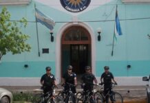 Choele: bicipolicías sorprendieron a dos jóvenes sustrayendo elementos